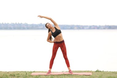 Egzersiz yapan genç kadın.