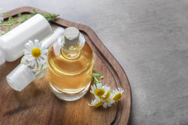 Şişe ve taze papatya çiçeği