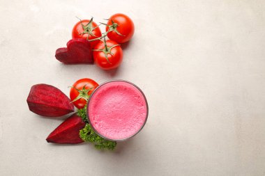 Taze sebze suyu ile cam 