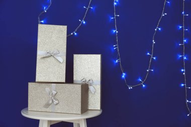 Hediyeler ve Noel ışıkları ile tabure 