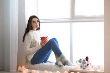 Kupası çekici genç bir bayanla 