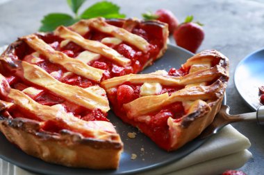 enfes Çilekli pasta 