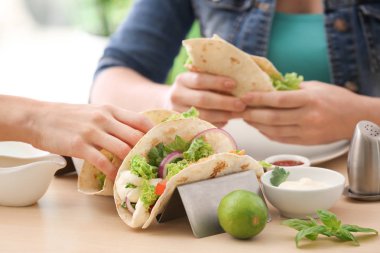 Balık tacos yeme insanlar 