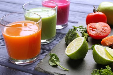 Bardakta taze meyve suyu