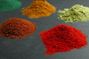 Çeşitli renkli superfood tozlar 