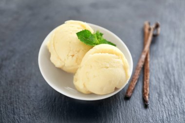 lezzetli vanilyalı dondurma topları 