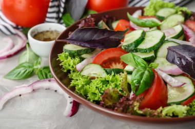 Lezzetli sebze salatası.  