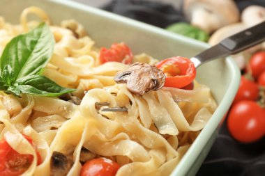 Lezzetli kızarmış Türkiye lazanya 