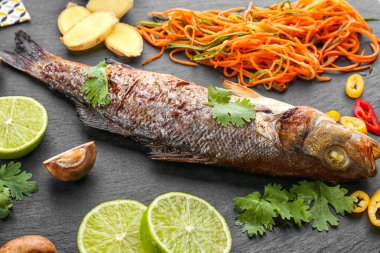 Lezzetli balık ve malzemeler ile kayrak plaka 