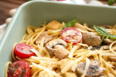 Lezzetli kızarmış Türkiye lazanya 