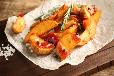 Fırında patates dilimleri.