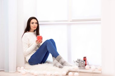 Kupası çekici genç bir bayanla 