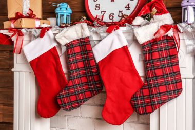 Noel için dekore edilmiş güzel şömine. 