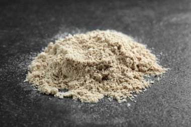 Protein tozu koyu arka plan üzerinde