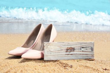 yüksek topuk ayakkabı ve ahşap tahta 