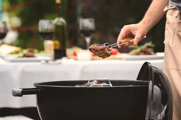 Homme cuisiner des côtes — Photo