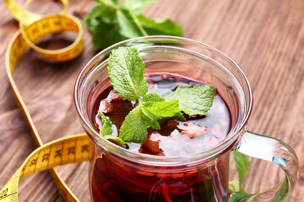 Fincan çay ve ölçüm bandı