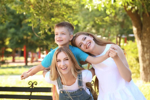 Lésbicas mães com filho adotivo — Fotografia de Stock