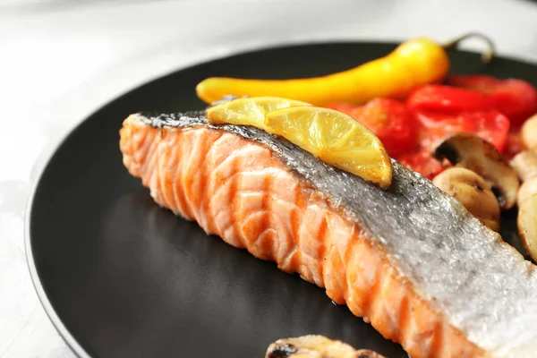 Scheibe leckerer Lachs — Stockfoto