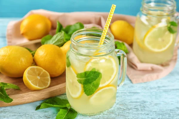 Zitronensaft und frische Zitronen — Stockfoto