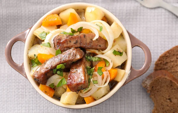 Gryta med välsmakande kött och potatis — Stockfoto