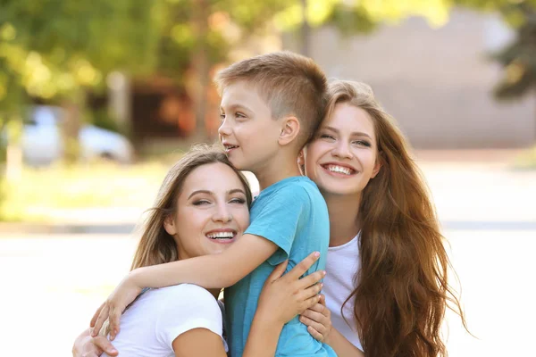 Lesbianas madres e hijo adoptivo divertirse al aire libre —  Fotos de Stock