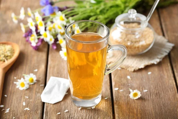 Herbal tea with chamomile flowers — Stock Photo, Image