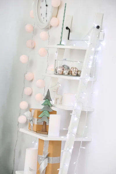 Estantes con decoraciones y luces navideñas —  Fotos de Stock