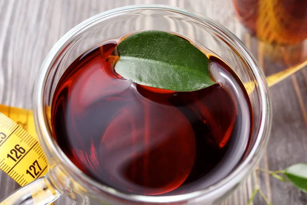 Fincan çay ve ölçüm bandı