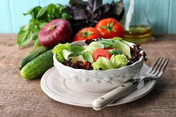 Sallad med gurka i tallriken på bordet — Stockfoto