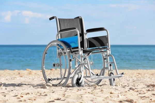 Deniz kıyısında tekerlekli sandalye