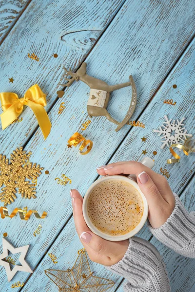 Mains féminines avec tasse de café — Photo