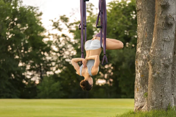 Femme pratiquant le yoga aérien — Photo