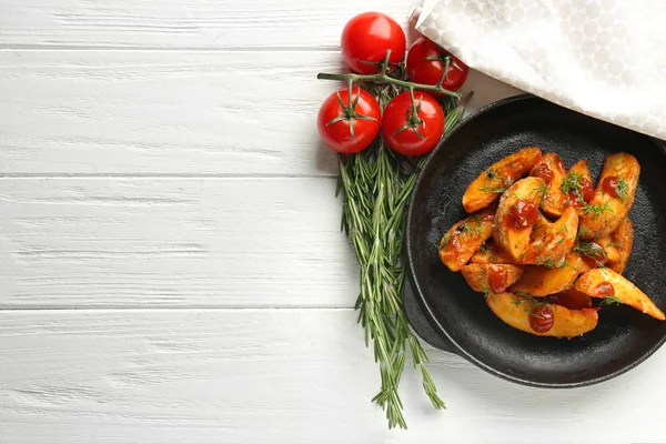 Fırında patates dilimleri.