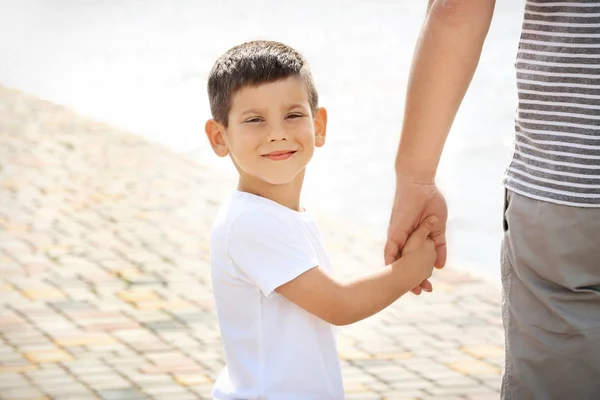Маленький хлопчик тримає руку — стокове фото