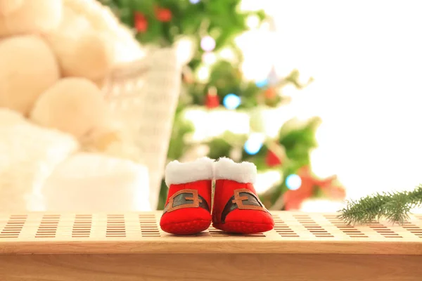 Navidad bebé botines en mesa — Foto de Stock