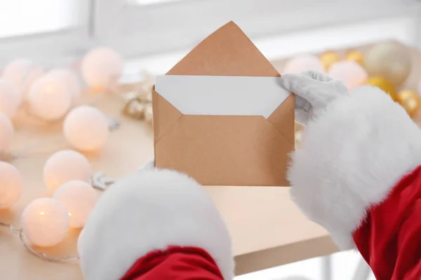 Санта Клаус держит письмо — стоковое фото