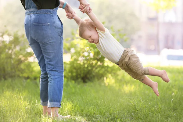 Annesi ve erkek eğleniyor şirin bebek