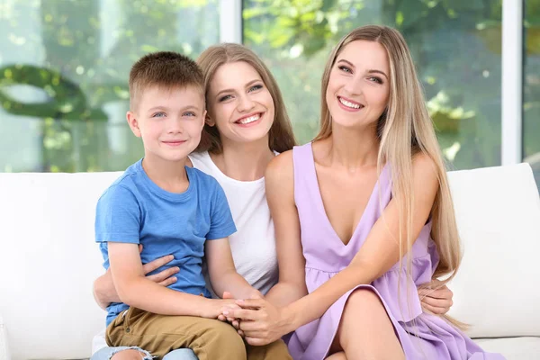 Lesbiche madri con figlio adottivo — Foto Stock