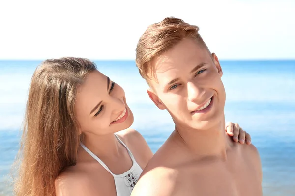 Giovane coppia sulla spiaggia di mare — Foto Stock