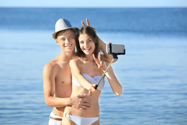 在海滩上夫妇以自拍照 — 图库照片