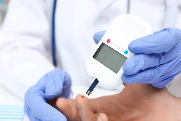 Doctor taking sample of patient's blood — Stock Photo, Image