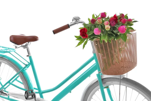Vélo élégant avec panier et fleurs — Photo