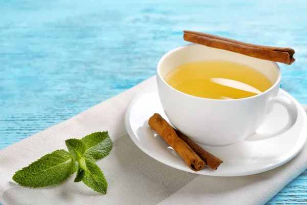 Xícara de chá de canela saboroso — Fotografia de Stock