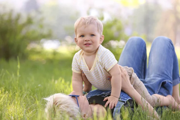 Madre y lindo bebé niño — Foto de Stock