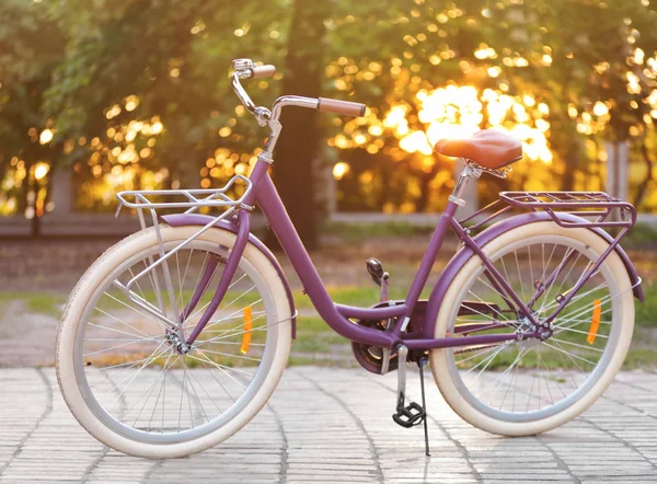 Moderna bicicleta hermosa — Foto de Stock