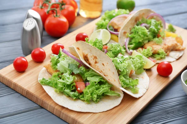 Lezzetli tacos ile ahşap tahta  