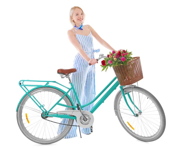 Belle jeune femme près du vélo — Photo