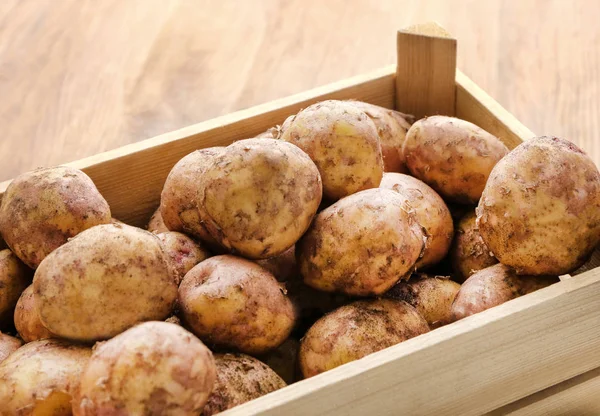 Caixa de madeira com batatas — Fotografia de Stock