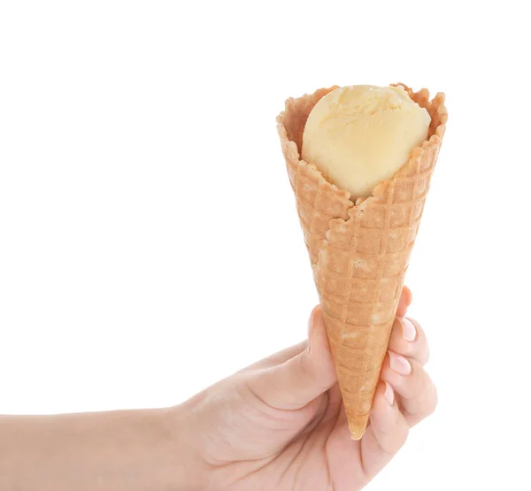 Mujer sosteniendo cono de gofre con delicioso helado de vainilla — Foto de Stock